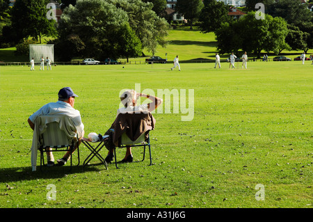 Älteres Ehepaar beobachten Dorf Grille Portishead Bristol Avon England Stockfoto