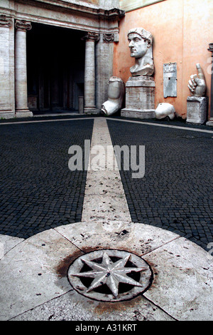 Fragmente der riesigen Statue von Kaiser Constantine im Innenhof des Palazzo dei Conservatori Rom Italien Stockfoto