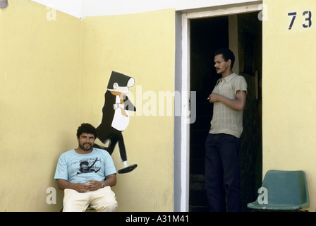 Mikrokosmos der Apartheid Kleinmond Südafrika 2 lokale schwarze Männer rauchen, trinken außerhalb einer Wohnung 1988 Stockfoto