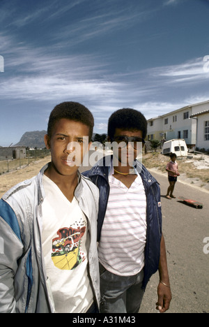 Mikrokosmos der Apartheid Kleinmond Südafrika 2 junge schwarze Männer in einer lokalen Umgebung 1988 Stockfoto