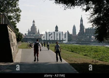 Weg entlang der Elbe mit Blick auf Stadtbild Dresden Deutschland Stockfoto