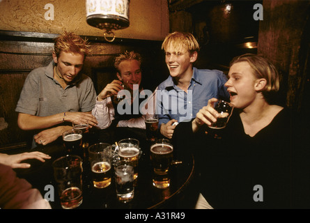 Jugendliche in der Cadogan Arme Kings Road 1999 1999 trinken Stockfoto