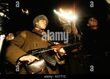 Rumänien nach der Revolution Soldaten bewaffnet mit Maschinengewehren Kalashnikov Angriff auf ein Feuerwehrauto dachte Securitate-Agenten die Insassen enthalten trugen Maschinengewehre für Zivilisten Bukarest 1990 verboten Stockfoto