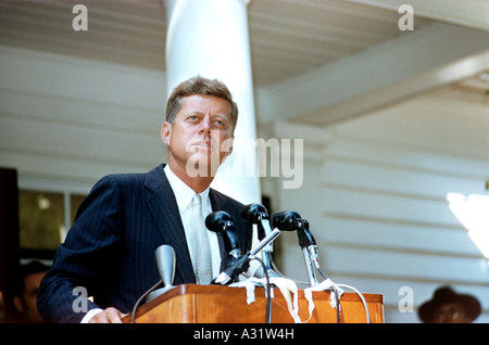 Präsident John F. Kennedy (1917 - 1963), stehend mit ...