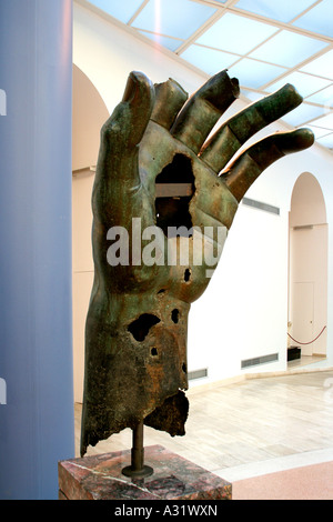 Hand-Fragment aus der riesigen Bronze von Kaiser Constantine im Museo Capitolini Rom Italien Stockfoto