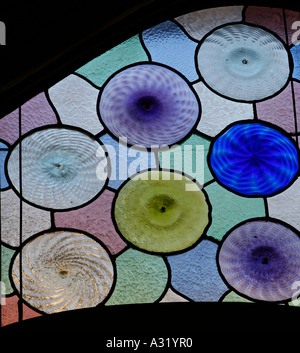 Glasfenster im Hauptsalon der Casa Batll, Barcelona Stockfoto