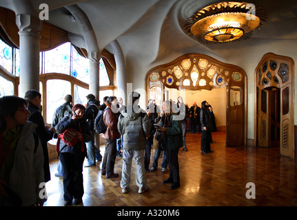 Touristen, die Herumlungern im Wohnzimmer der Casa Batllo, Barcelona Stockfoto