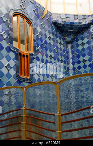 Detail von Fliesen und Fenstern im zentralen Treppenhaus der Casa Batllo, Barcelona Stockfoto