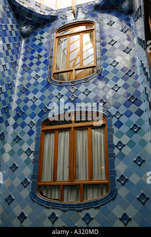 Detail von Fliesen und Fenstern im zentralen Treppenhaus der Casa Batllo, Barcelona Stockfoto
