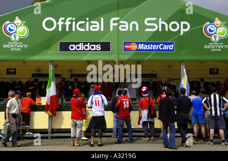 offizielle Fan-shop Fifa World Cup 2006 Hamburg Deutschland deutsche Deutschland Deutsch Farbe Farbe Wolken dunklen Sturm suppor Stockfoto