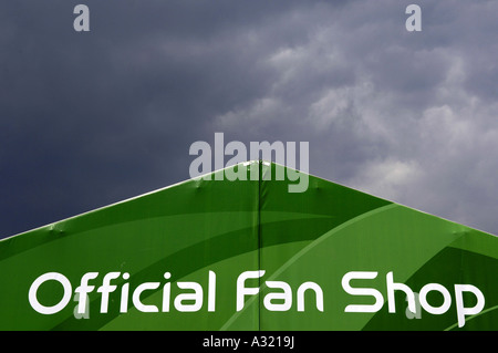 offizielle Fan-shop Fifa World Cup 2006 Hamburg Deutschland deutsche Deutschland Deutsch Farbe Farbe Wolken dunklen Sturm suppor Stockfoto