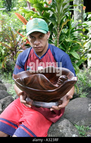 Holzschnitzer Hanavave Insel von Fatu Hiva Marquesas-Inseln Französisch-Polynesien nur zur redaktionellen Verwendung Stockfoto