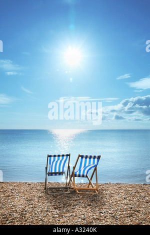 zwei Liegestühle am Strand von brighton Stockfoto