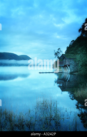 Bootshaus am Ullswater im frühen Morgennebel Stockfoto