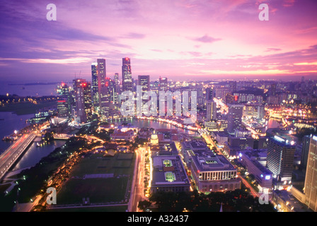Skyline von Singapur in der Abenddämmerung Stockfoto