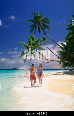 Paar im Surf-Malediven Stockfoto