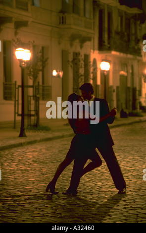 Paar leidenschaftlich tanzen den Tango unter Straßenlaternen auf eine gepflasterte Straße in San Telmo-Buenos Aires-Argentinien Stockfoto