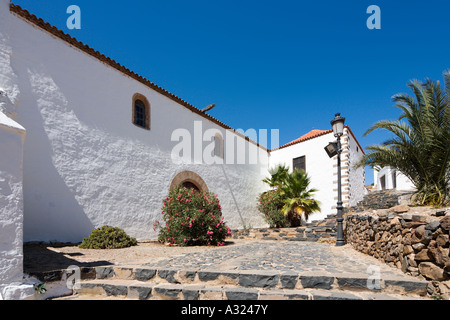 Weg neben der Kirche Santa Maria, Betancuria (der ehemaligen Insel-Hauptstadt), Fuerteventura, Kanarische Inseln, Spanien Stockfoto