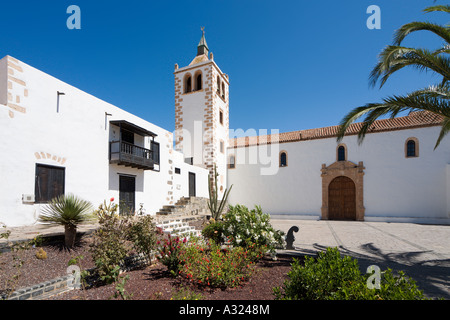 Platz vor Kirche von Santa Maria, Betancuria (der ehemaligen Insel-Hauptstadt), Fuerteventura, Kanarische Inseln, Spanien Stockfoto