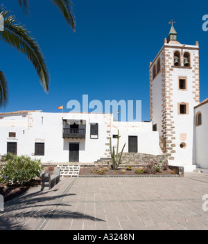 Platz vor Kirche von Santa Maria, Betancuria (der ehemaligen Insel-Hauptstadt), Fuerteventura, Kanarische Inseln, Spanien Stockfoto