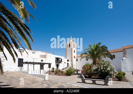 Platz vor Kirche von Santa Maria, Betancuria (der ehemaligen Insel-Hauptstadt), Fuerteventura, Kanarische Inseln, Spanien Stockfoto