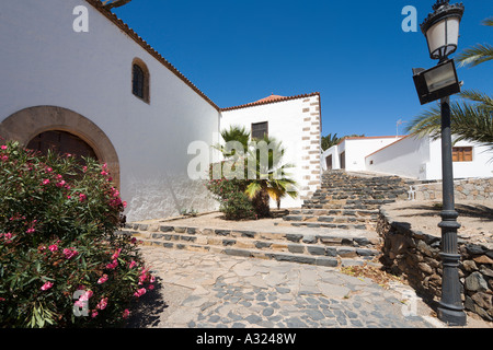 Weg neben der Kirche Santa Maria, Betancuria (der ehemaligen Insel-Hauptstadt), Fuerteventura, Kanarische Inseln, Spanien Stockfoto