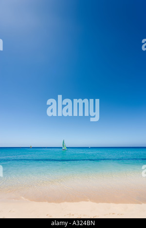 Segeln vor Strand, Parque Natural de Corralejo, Fuerteventura, Kanarische Inseln, Spanien Stockfoto