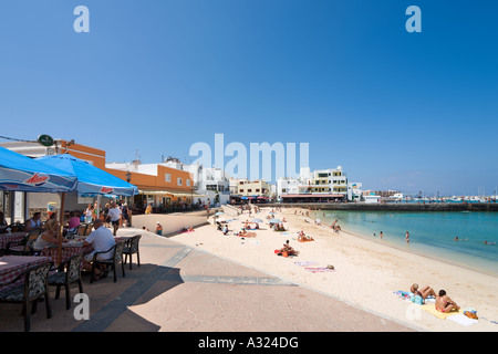 Strand, Promenade und Café im Resort im Zentrum, Corralejo, Fuerteventura, Kanarische Inseln, Spanien Stockfoto