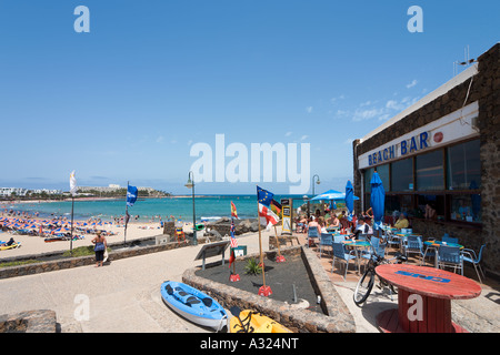 Strandbar an der Promenade am Playa de Las Cucharas, Costa Teguise, Lanzarote, Kanarische Inseln, Spanien Stockfoto