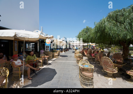 Straßencafé in der shopping Center in Playa de Las Cucharas, Costa Teguise, Lanzarote, Kanarische Inseln, Spanien Stockfoto