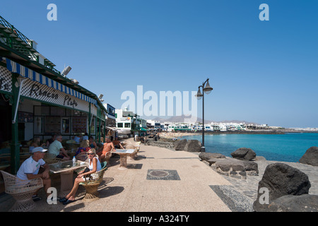 Promenade und Meer Restaurant im Zentrum Ferienortes, Playa Blanca, Lanzarote, Kanarische Inseln, Spanien Stockfoto