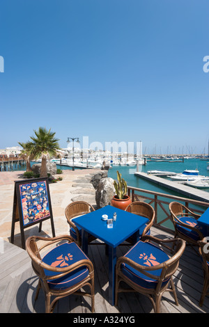 Restaurant am Meer, Puerto Deportivo Marina Rubicon, Playa Blanca, Lanzarote, Kanarische Inseln, Spanien Stockfoto