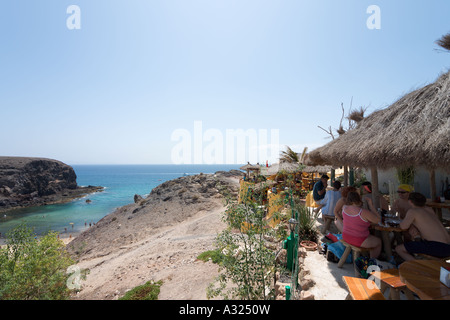 Klippe Restaurant, Playa de Papagayo, in der Nähe von Playa Blanca, Lanzarote, Kanarische Inseln, Spanien Stockfoto