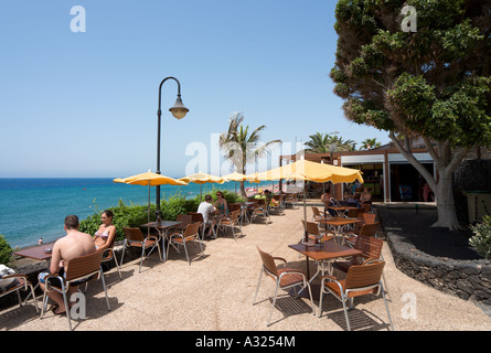 Restaurant am Meer, am Strand (Playa Grande), Puerto del Carmen, Lanzarote, Kanarische Inseln, Spanien Stockfoto