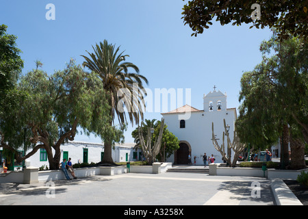 Iglesia de Nuestra Senora De La Caridad auf dem Hauptplatz, Yaiza, Lanzarote, Kanarische Inseln, Spanien Stockfoto