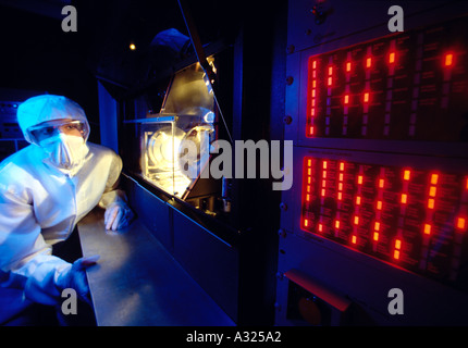 Ein Techniker mit Ganzkörper-Schutzausrüstung in einem Reinraum Elektronik Stockfoto