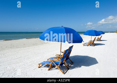 Liegestühle auf Fort Myers Beach in der Nähe von Pink Shell Beach Resort und Bowditch Point Park, Golfküste, Florida, USA Stockfoto