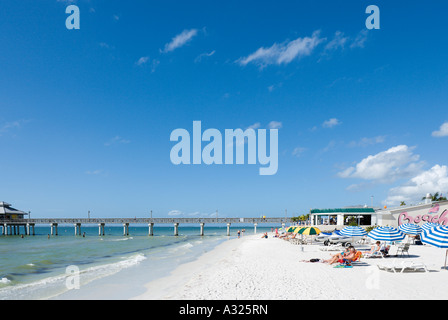 Strand und Pier in das Resort im Zentrum, Fort Myers Beach, Golfküste, Florida, USA Stockfoto