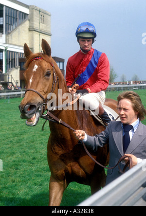 Jahrgang 1970er UK Newmarket Racecourse Jockey Edward Hide gehen an den start Stockfoto