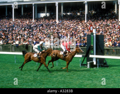 Jahrgang 1970er UK Newmarket Racecourse Sieger über die Ziellinie kommen Stockfoto