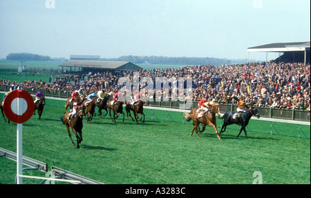 Jahrgang 1970er UK Newmarket Racecourse Sieger über die Ziellinie kommen Stockfoto