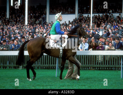 Jahrgang 1970er UK Newmarket Racecourse Jockey Lester Piggot Parade vor dem Rennen Stockfoto