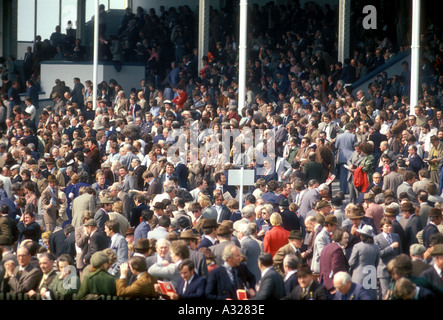 Jahrgang 1970er UK Newmarket Racecourse Menschenmenge vor dem Rennen Stockfoto