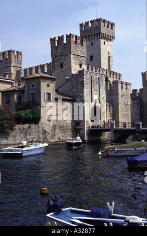 Sirmione Castle ist eine Scaliger Burg befindet sich auf See Garda Italien in diesen Tagen, die die alte Stadt eine beliebte Touristenattraktion ist Stockfoto
