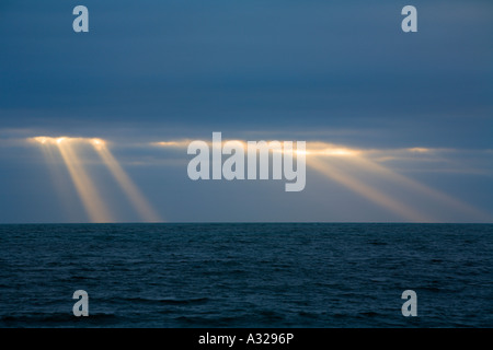 Sonnenstrahlen brechen durch die Wolken schaffen Finger des Lichts Purbeck Dorset UK Stockfoto