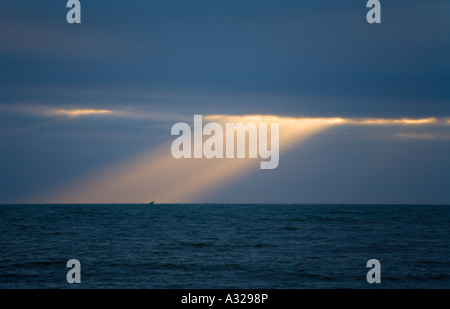 Sonnenstrahlen brechen durch die Wolken schaffen Finger des Lichts Purbeck Dorset UK Stockfoto