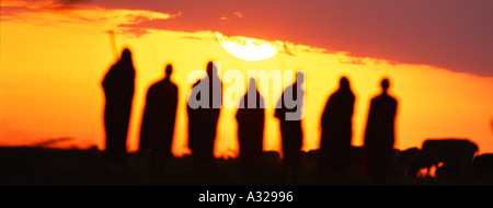 Maasai-Männer bei Sonnenaufgang Kenia Stockfoto