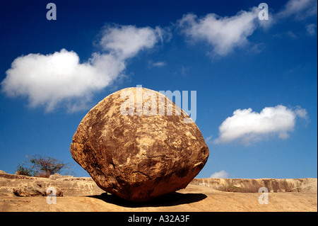 Krishnas Butterball, Krishnas Butterball, gigantischer Balancestein, Granitfelsen, Mahabalipuram, Mamallapuram, Tamil Nadu, Südindien Stockfoto