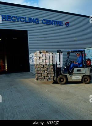 Zerdrückte Dosen ins recycling Zentrum Gewerbegebiet West Glamorgan Wales in Swansea Stockfoto