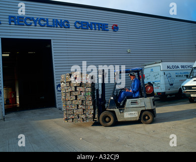 Zerdrückte Dosen ins recycling Zentrum Gewerbegebiet West Glamorgan Wales in Swansea Stockfoto